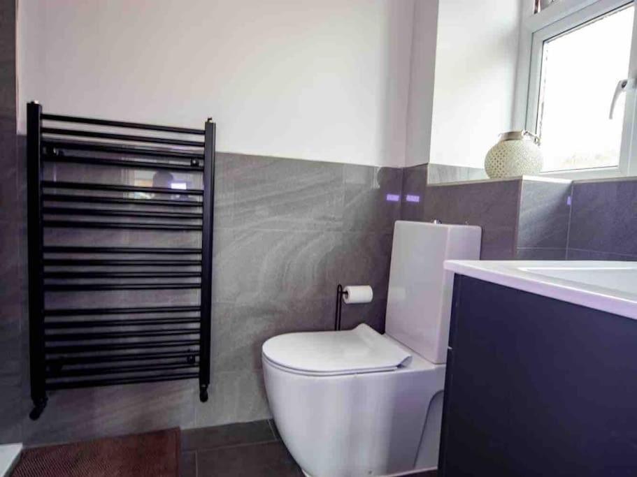 1 Bedroom Self Contained Apartment In Christchurch Winkton Exterior photo