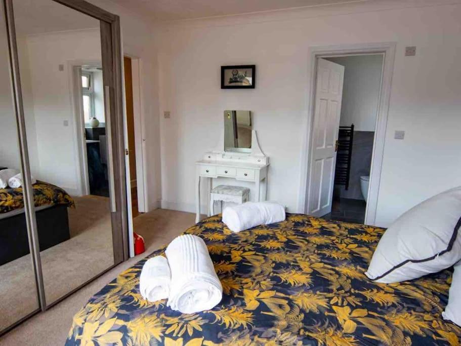 1 Bedroom Self Contained Apartment In Christchurch Winkton Exterior photo