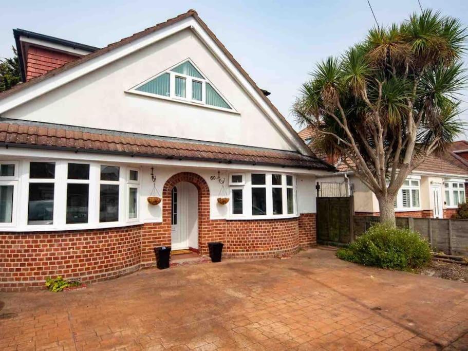 1 Bedroom Self Contained Apartment In Christchurch Winkton Exterior photo