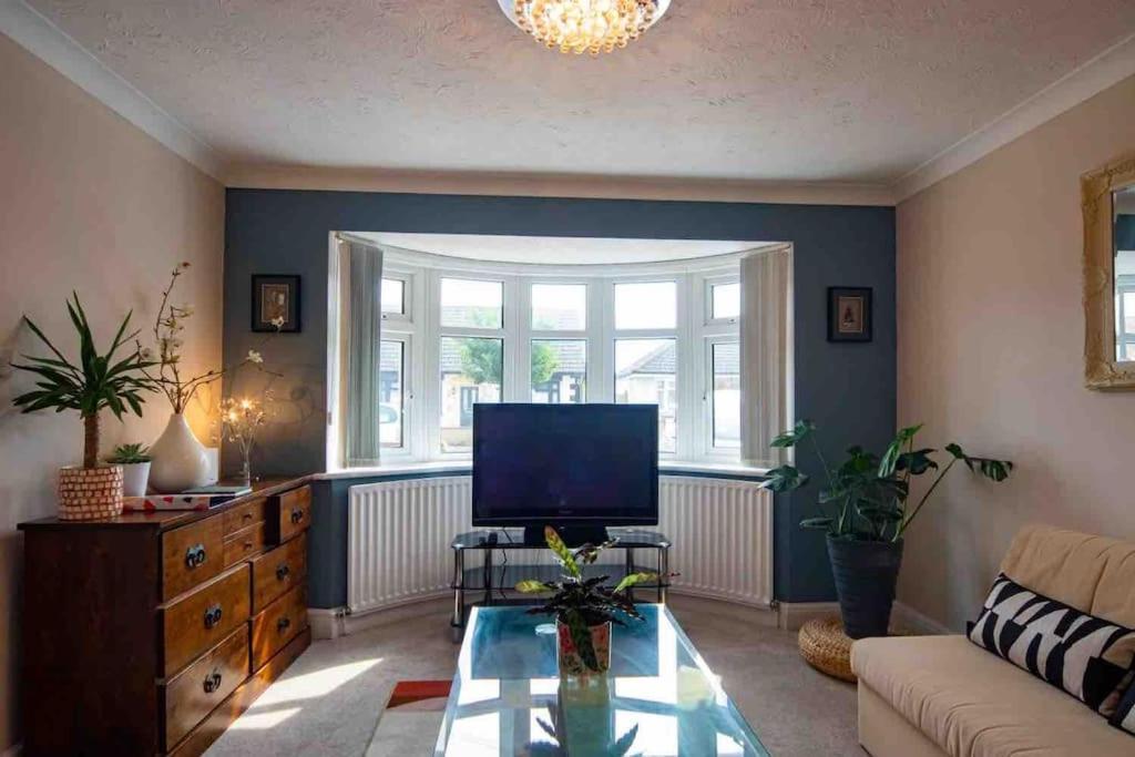 1 Bedroom Self Contained Apartment In Christchurch Winkton Exterior photo
