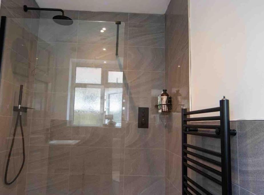 1 Bedroom Self Contained Apartment In Christchurch Winkton Exterior photo