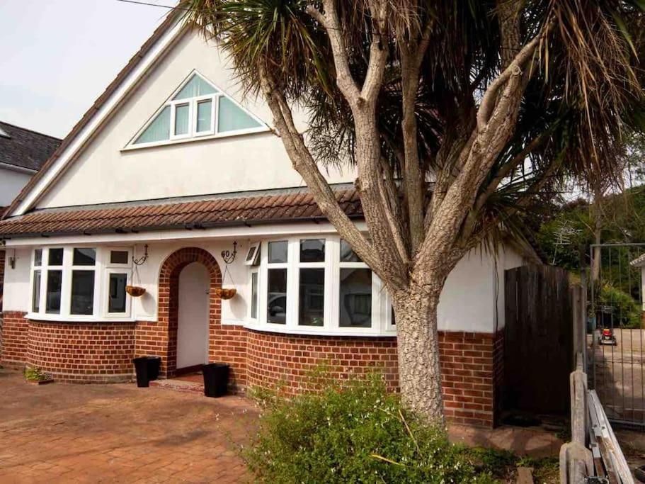 1 Bedroom Self Contained Apartment In Christchurch Winkton Exterior photo